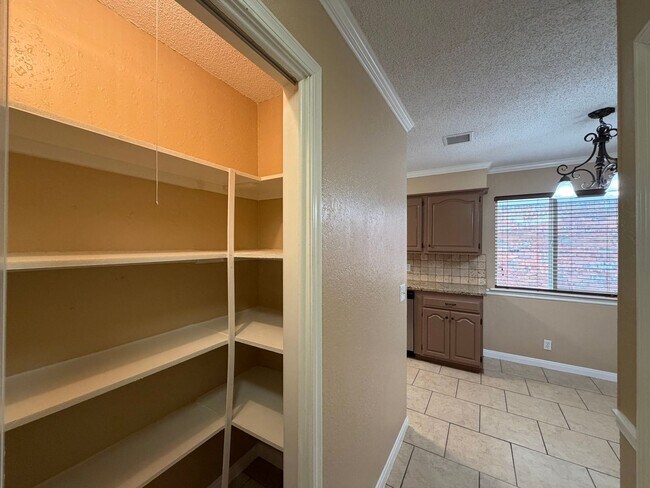 Building Photo - 3-bedroom, 2-bath rental in the heart of Tulsa, located in the highly desirable Union School Dist...