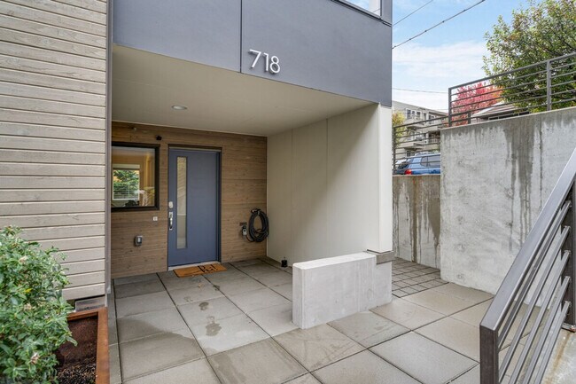 Building Photo - 718 3rd Ave N