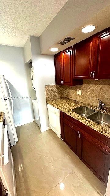 Building Photo - 10176 Twin Lakes Dr