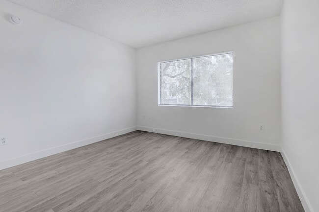 Building Photo - Chatsworth Rent This Now