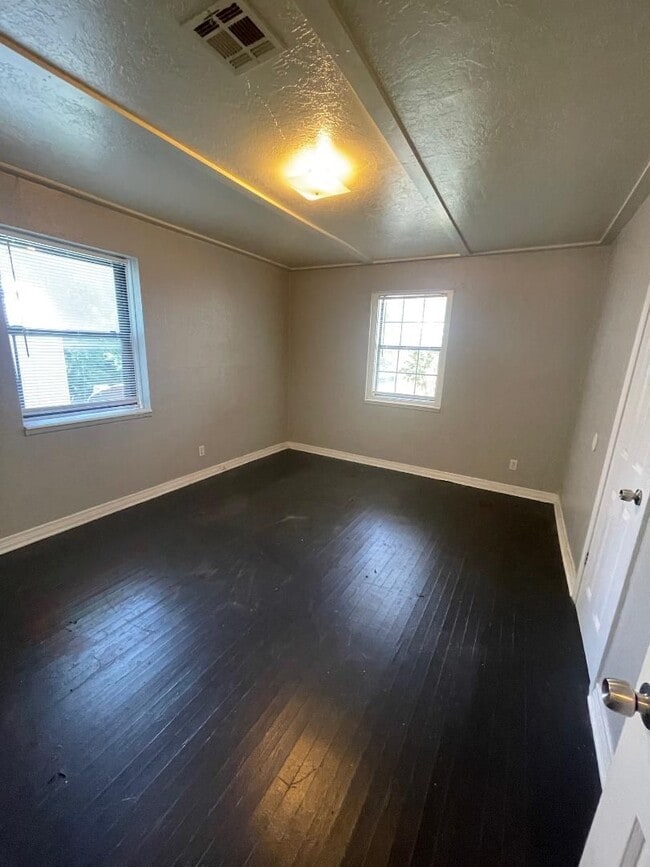Building Photo - 1 Bed 1 Bath Duplex For Lease 8/4/2025