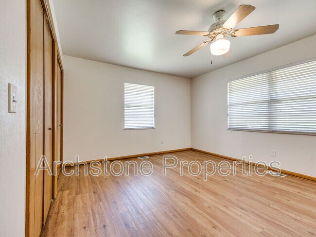 Building Photo - 3121 Lakeside Dr