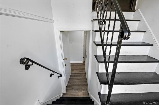 Building Photo - 570 Conklin St