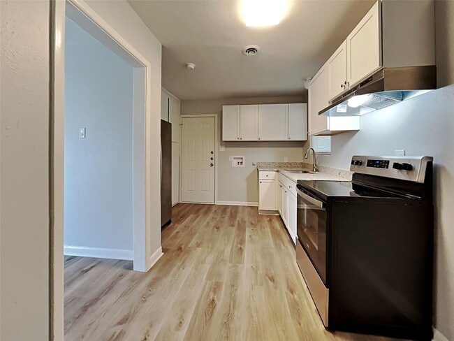 Building Photo - 3 BR/1.5BA | Renovated Single Family Home | 1-Car Carport | Fenced backyard!