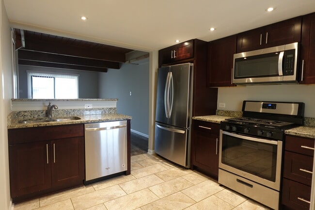 Building Photo - 441 Meadow Green Ln