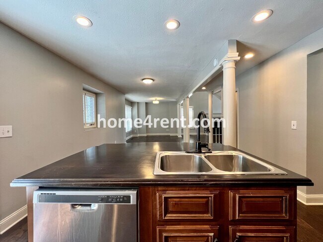 Building Photo - Maintenance Free Living w/ Hardwood Floors, Open Layout, Granite Counters, Finished Basement!