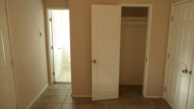 Building Photo - Parton 1521-1527