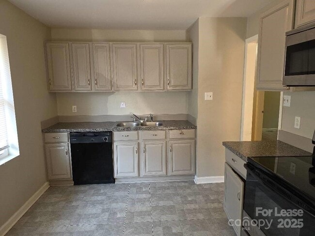 Building Photo - 4800 Crestmont Dr