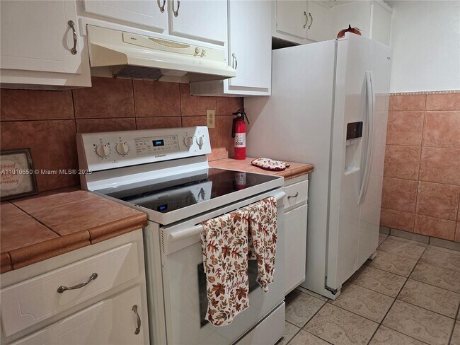 Building Photo - 10399 N Kendall Dr