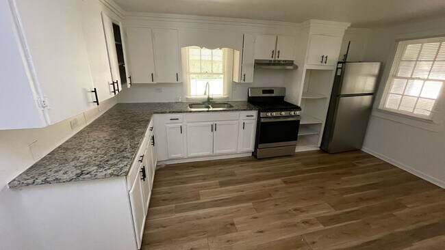Building Photo - 3 Bedrooms | 1 Bathroom | $1,090/Month