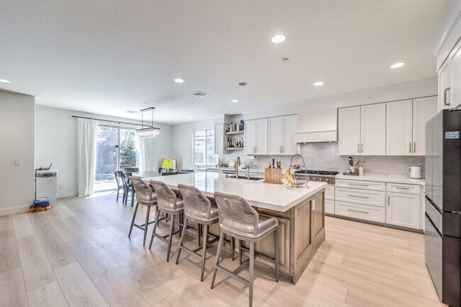 Building Photo - Elegant 5-Bedroom Henderson Home in the Heart of Green Valley