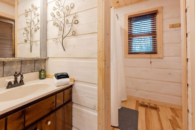 Building Photo - 521 Baywood Dr