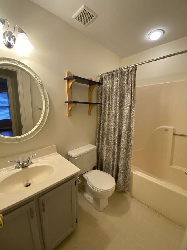 Building Photo - Charming 3 Bed Colonial in Woodcroft!