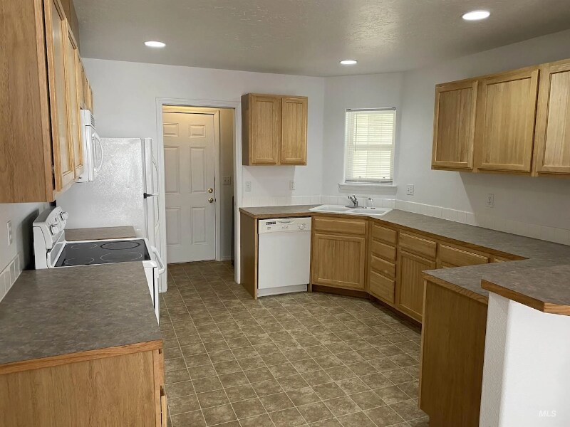 Building Photo - 116-118 NE Lotus Ct