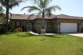 Building Photo - Beautiful home for rent in Visalia!