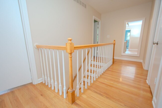 Building Photo - Recently Updated! 4 Bed/2.5 bath