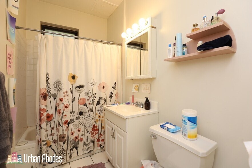 Building Photo - 730 W Roscoe St