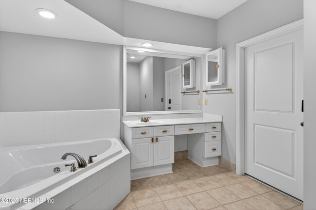 Building Photo - 400 E Bay St