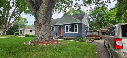 Building Photo - 2229 Oriole Ave