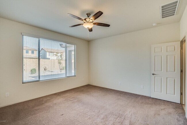 Building Photo - Charming 4-bed, 3.5 bath home with full SOLAR at Trailside community on Happy Valley in North Peoria
