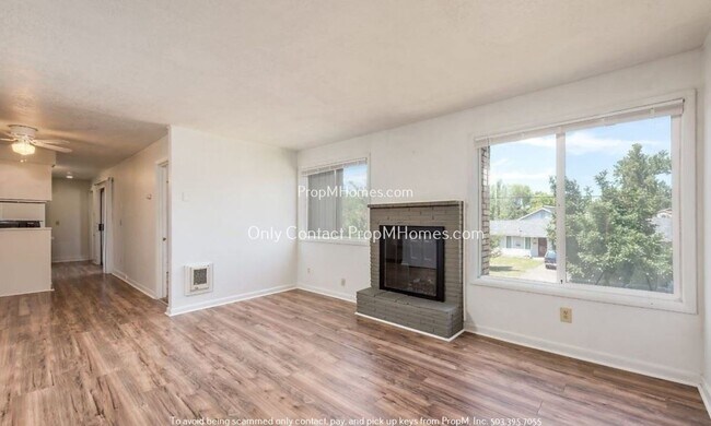 Building Photo - Updated Two Bedroom Unit in Salem!