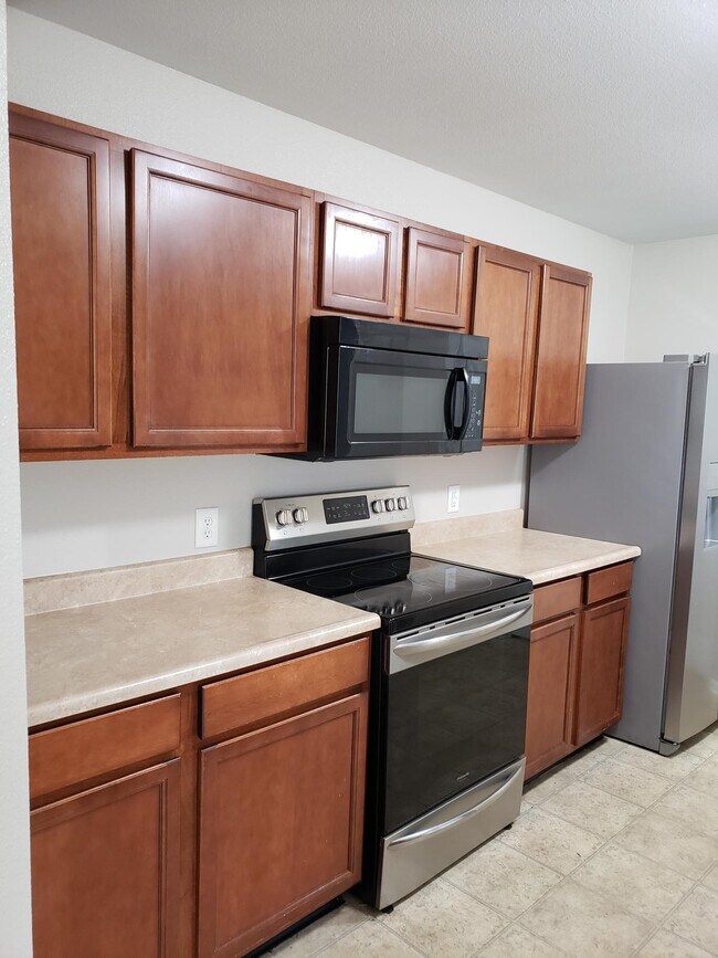 Building Photo - 898 Stonehurst Dr