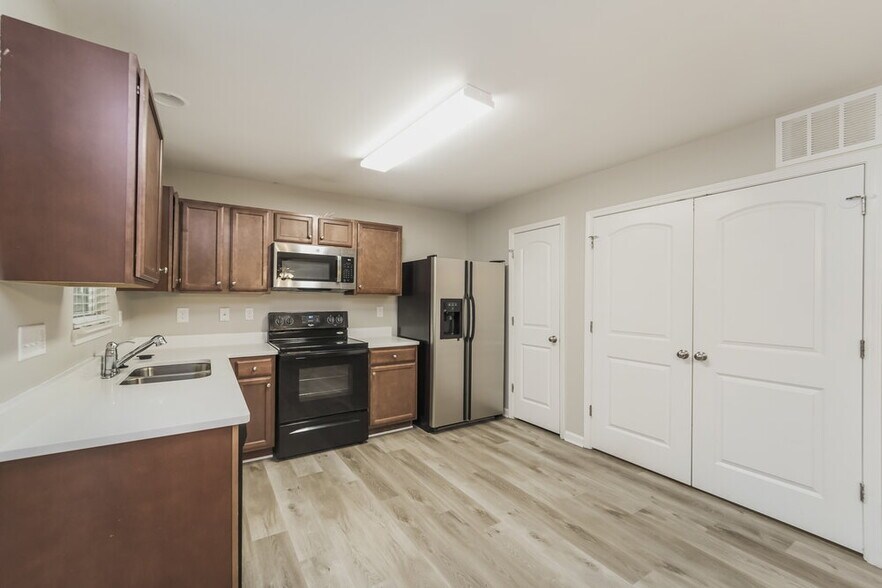 Building Photo - 8412 4 Sisters Ln