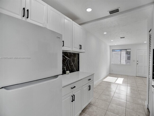 Building Photo - 708 N 20th Ave