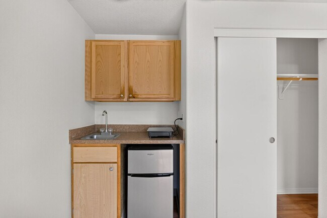 Building Photo - Centrally Located Studio Apartment in Beaverton