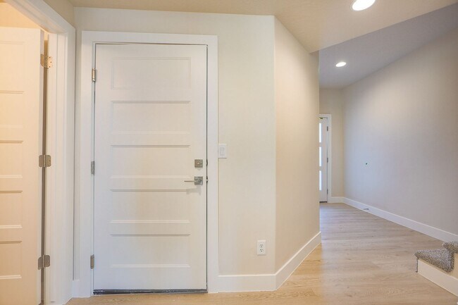 Building Photo - Crimson Park Town Home.