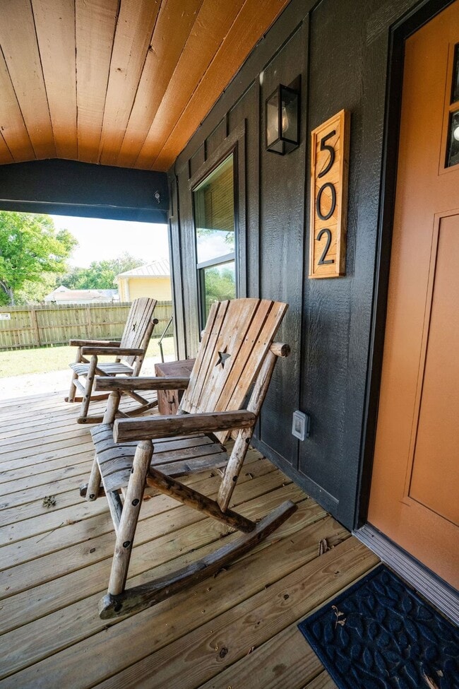 Building Photo - 502 Dark St