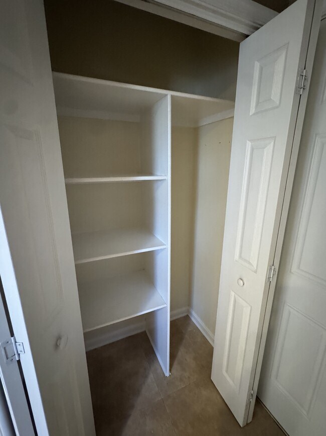 Building Photo - 6060 Oxbridge Dr