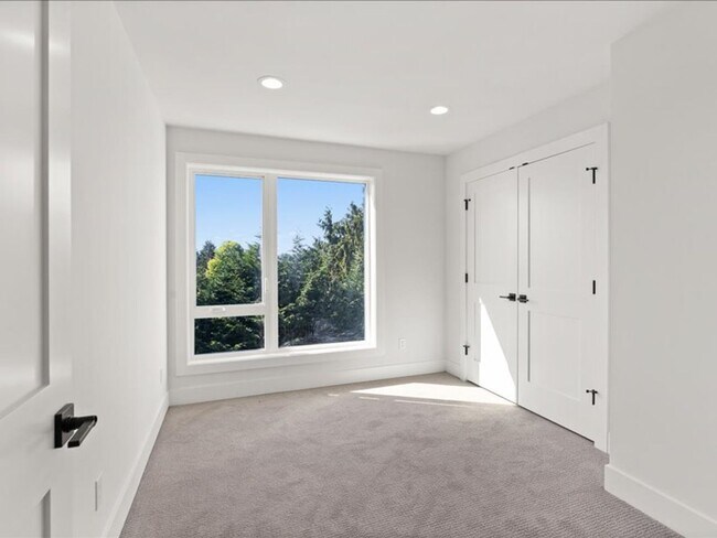 Building Photo - Beautiful Greenwood Townhome with Rooftop ...