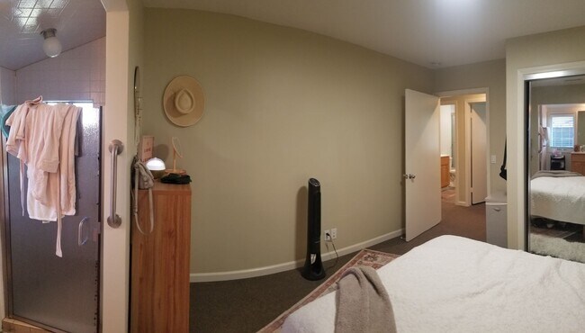 Building Photo - Immaculate 5 Bedroom 3 bath home with beautiful hill views!