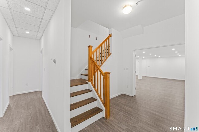 Building Photo - 89 Cranbury Dr