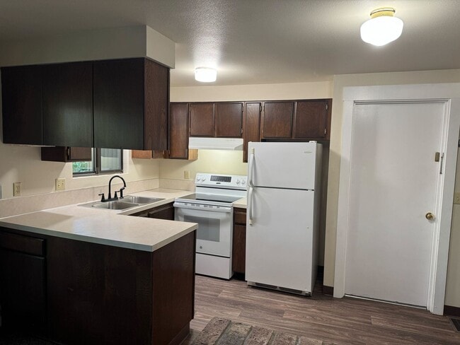 Building Photo - 2 Bedroom in Great S. Eugene Location