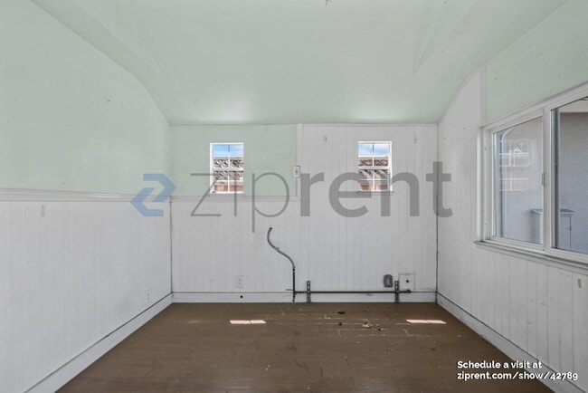 Building Photo - 1723 Laine Ave