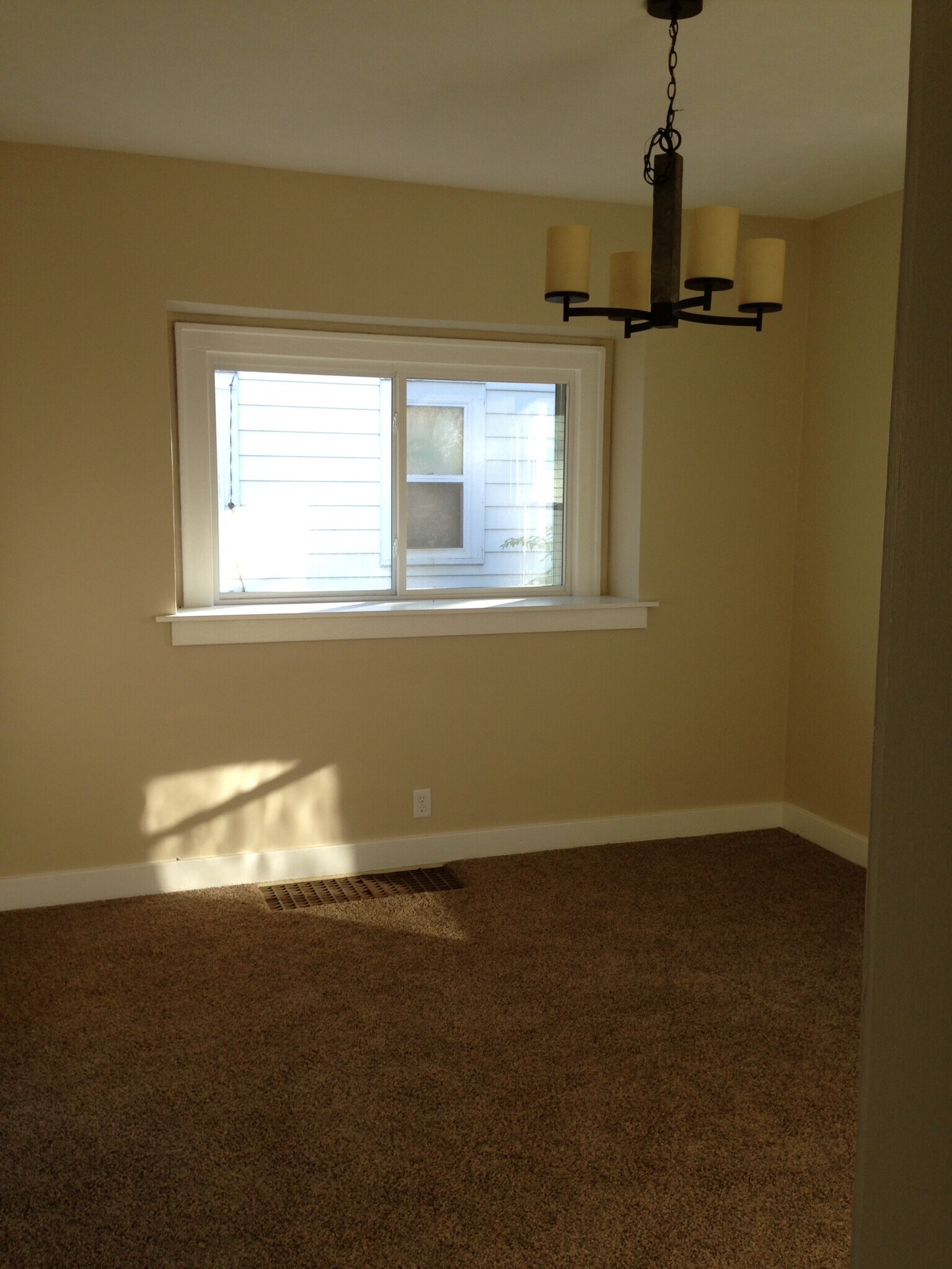 Building Photo - 821 Diamond Ave NE