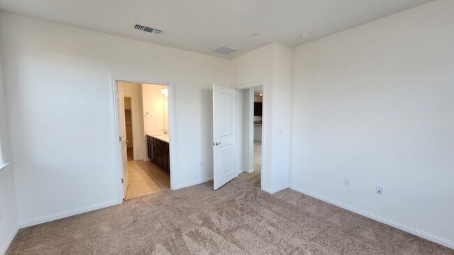 Building Photo - 1565 Pinchot Dr