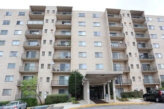Building Photo - Spacious Ground Floor Condo in Silver Spring