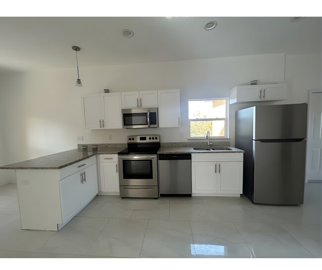 Building Photo - GREAT LOCATION-3/21 SINGLE FAMILY HOME- LAKE PLACID