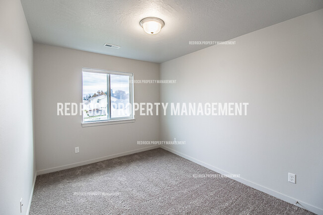 Building Photo - 325 S Woodlawn Ln