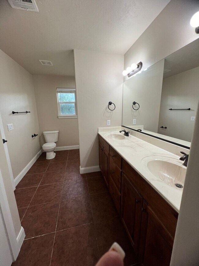 Building Photo - Newly Updated Townhome in Cedar Crossing