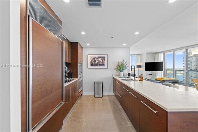 Building Photo - 465 Brickell Ave