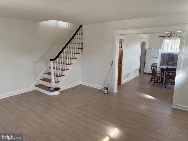 Building Photo - 261 Long Ln