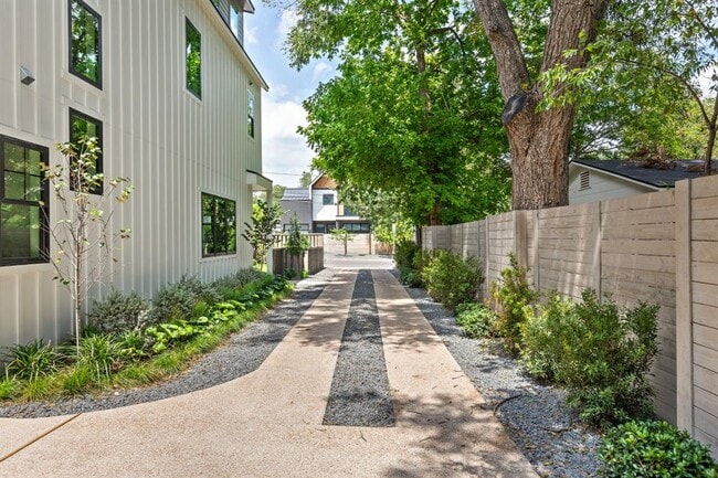 Building Photo - 2707 Stacy Ln