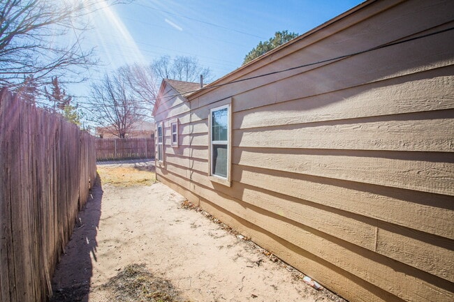 Building Photo - Lovely Rear Unit with a Yard!