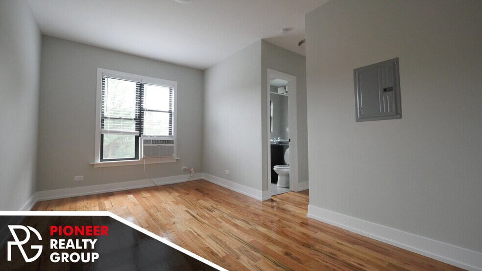 Building Photo - 910 W George St