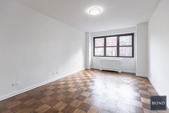 Building Photo - 145 E 16th St