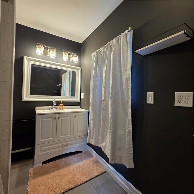 Building Photo - 149 Adam St